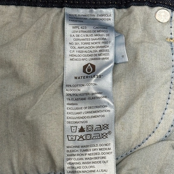 Women’s Levi’s 22 W36 XXL Navy Blue Denim Jeans Shorts Bermuda Rolled Stretch - Picture 9 of 10